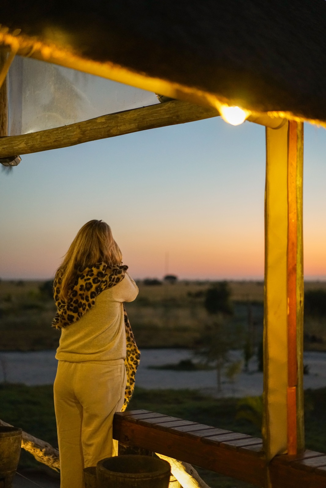 Pause au coucher du soleil sur la terrasse, immersion Afrique