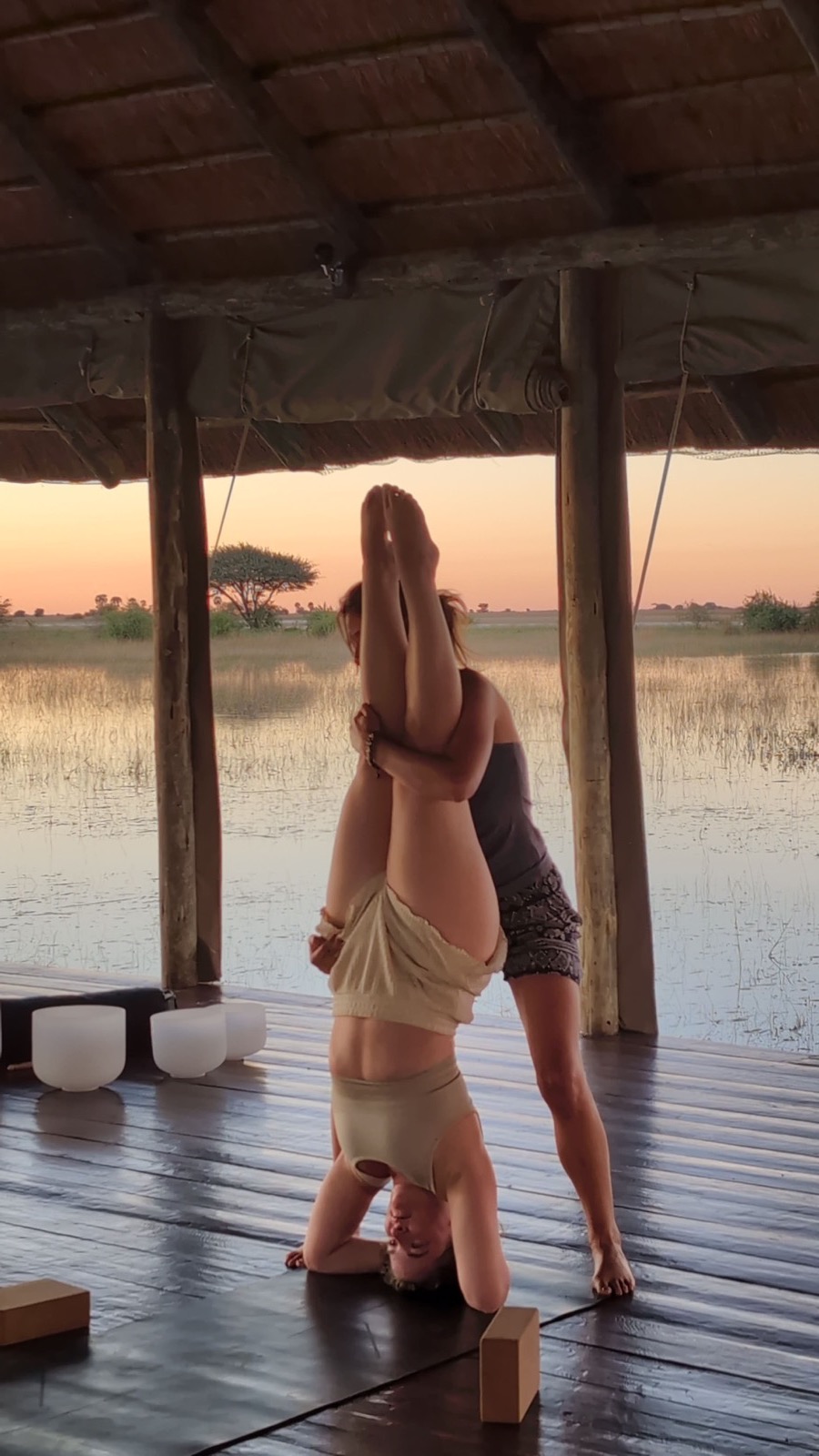 Séance de yoga sur une terrasse au coucher du soleil, immersion Afrique