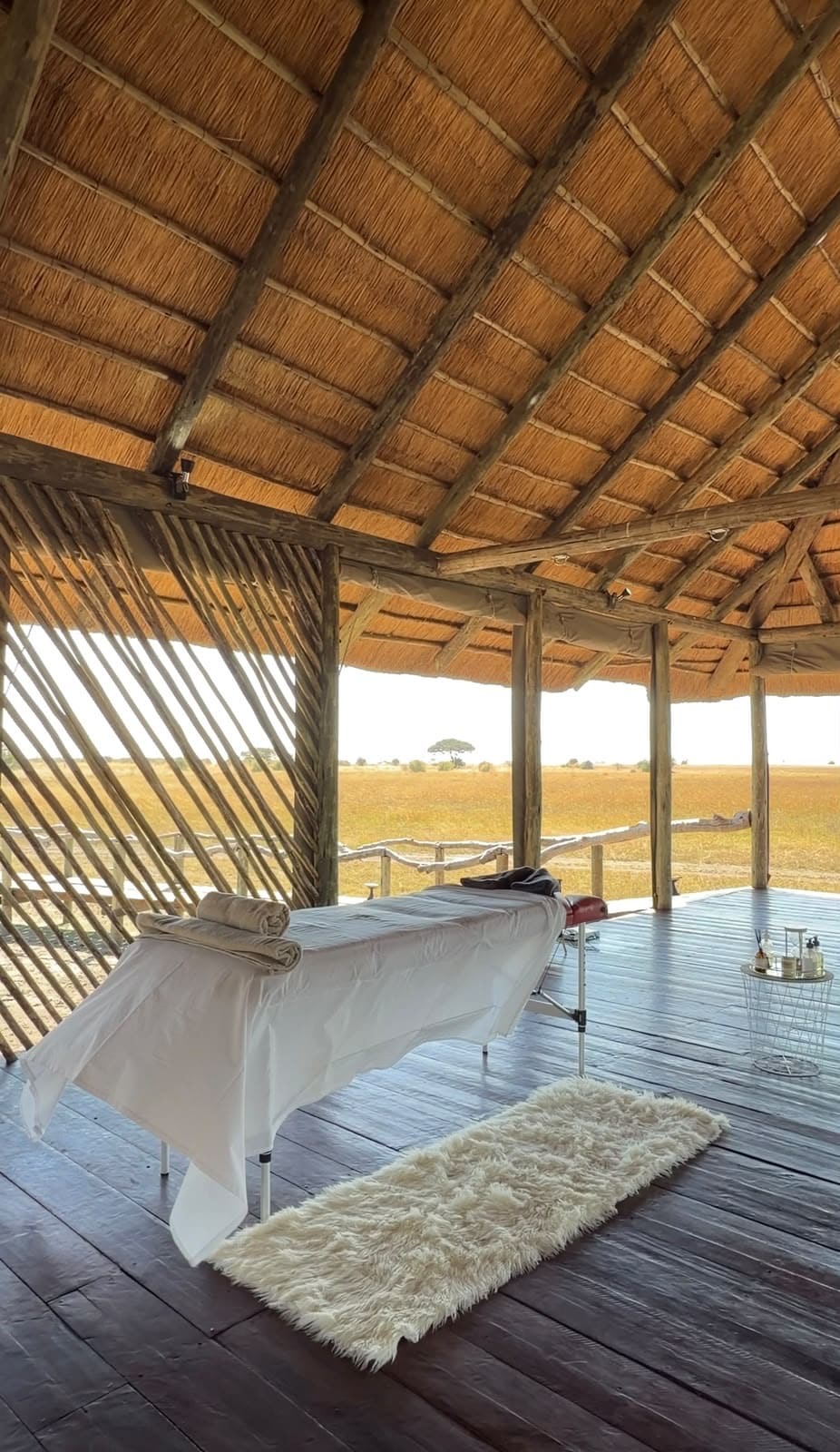 Espace de soin sous un toit de chaume, immersion Afrique